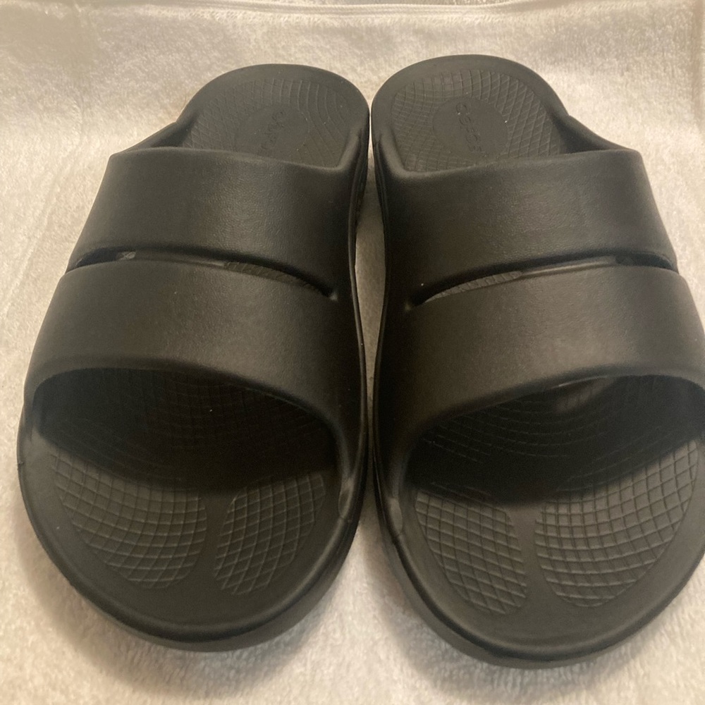 Black unisex Oofos ooahh slide sandals